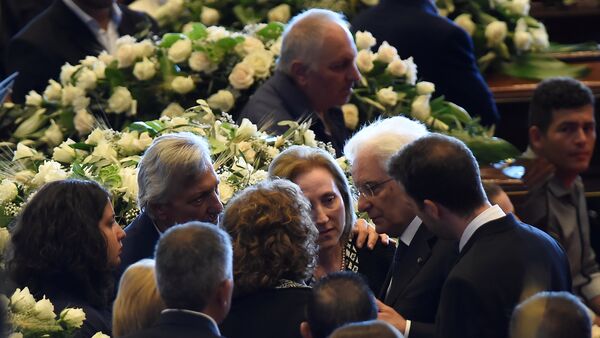Italijanski predsednik Serđo Matarela na sahrani žrtava u Đenovi. - Sputnik Srbija