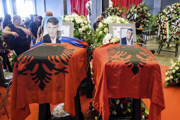 Kovčezi s albanskim zastavama među žrtvama tragedije u Đenovi Kovčezi s albanskim zastavama među žrtvama tragedije u Đenovi - Sputnik Srbija