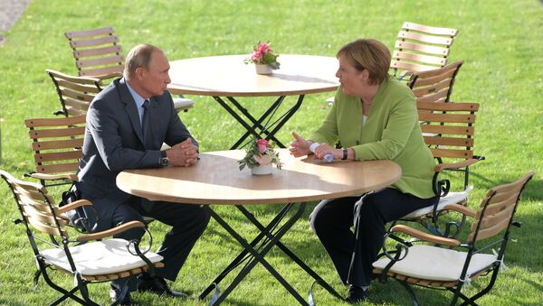 Председник Русије Владимир Путин и немачка канцеларка Ангела Меркел за време састанка у дворцу Мезеберг - Sputnik Србија