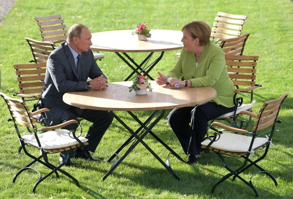 Predsednik Rusije Vladimir Putin i nemačka kancelarka Angela Merkel za vreme sastanka u dvorcu Mezeberg - Sputnik Srbija