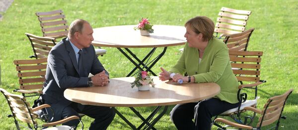 Председник Русије Владимир Путин и немачка канцеларка Ангела Меркел за време састанка у дворцу Мезеберг - Sputnik Србија