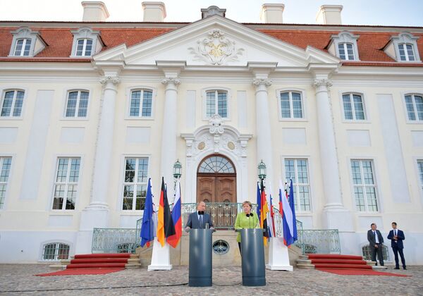 Predsednik Rusije Vladimir Putin i nemačka kancelarka Angela Merkel za pres-konferencije u dvorcu Mezeberg. Glavne teme razgovora biće Ukrajina, Sirija, Severni tok 2 - Sputnik Srbija