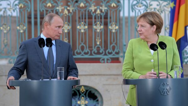 Председник Русије Владимир Путин и немачка канцеларка Ангела Меркел на састанку у резиденцији немачке владе Мезеберг - Sputnik Србија