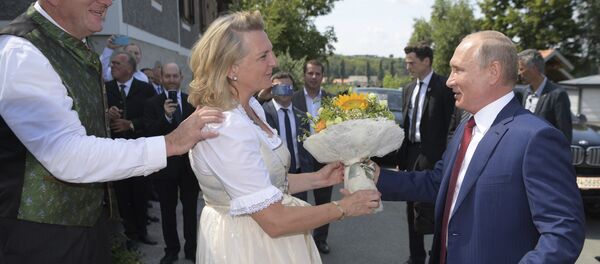 Predsednik Rusije Vladimir Putin na svadbi ministarke spoljnih poslova Austrije Karin Knajsl i austrijskog biznismena Volfganga Majlingera u Gamlicu na jugu Austrije Predsednik Rusije Vladimir Putin na svadbi ministarke spoljnih poslova Austrije Karin Knajsl i austrijskog biznismena Volfganga Majlingera u Gamlicu na jugu Austrije - Sputnik Srbija