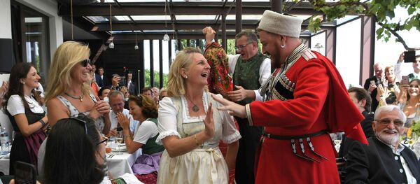 Austrijska ministarka spoljnih poslova Karin Knajsl sa članom ansambla Kozaka na svadbi u Gamlicu - Sputnik Srbija