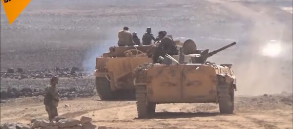 Sirijska vojska tokom borbi protiv pripadnika DAEŠ-a u pustinji Suveida - Sputnik Srbija