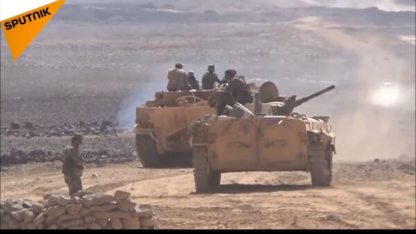 Sirijska vojska tokom borbi protiv pripadnika DAEŠ-a u pustinji Suveida - Sputnik Srbija