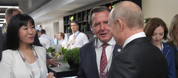 Predsednik Rusije Vladimir Putin, bivši nemački kancelar Gerhard Šreder i njegova verenica Kim So Jong Predsednik Rusije Vladimir Putin, bivši nemački kancelar Gerhard Šreder i njegova verenica Kim So Jong - Sputnik Srbija