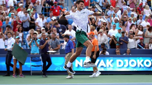 Novak Đoković proslavlja pobedu protiv Rodžera Federera u finalu mastersa u Sinsinatiju. - Sputnik Srbija