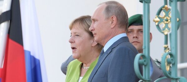 Председник Владимир Путин и канцеларка Немачке Ангела Меркел у Берлину - Sputnik Србија