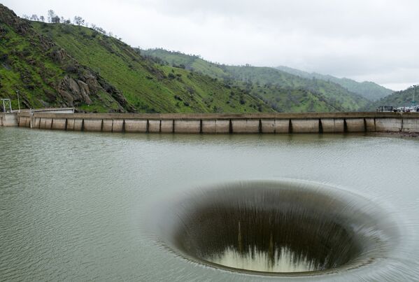 Vodoskok u rezervoaru brane Montičelo, SAD - Sputnik Srbija