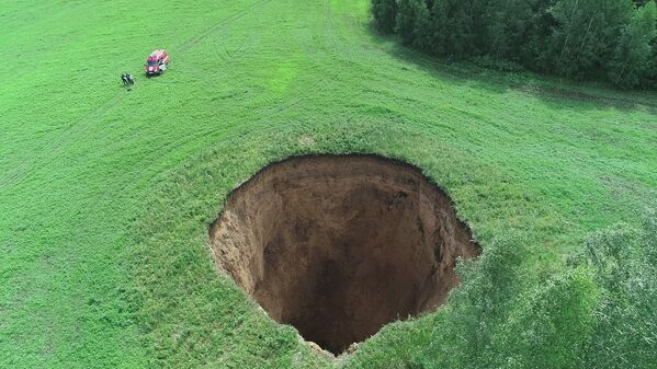 Nova provalija prečnika 32 metra i dubine 50 metara na farmi u Šatkovskom rejonu Nižnjegorodske oblasti Rusije. - Sputnik Srbija
