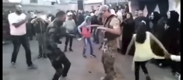 Руски војник слави ослобођење сиријског града (видео) - Sputnik Србија