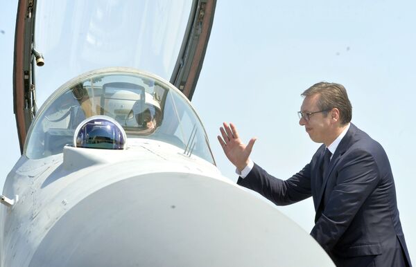 Aleksandar Vučić ulazi u mig-29 Aleksandar Vučić ulazi u mig-29 - Sputnik Srbija