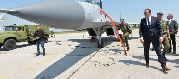 Aleksandar Vučić pored aviona mig-29 Aleksandar Vučić pored aviona mig-29 - Sputnik Srbija