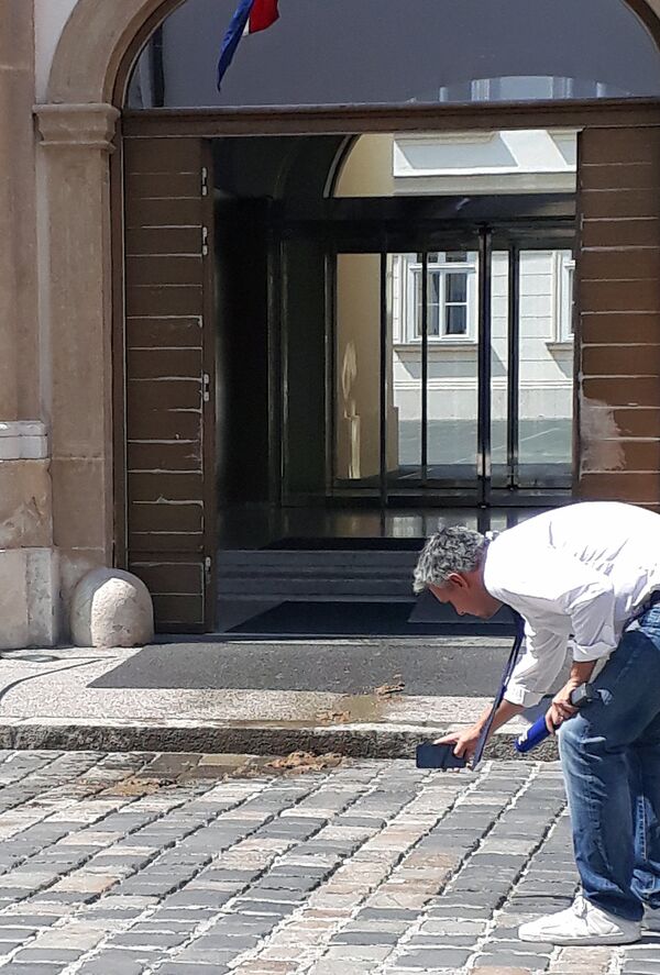 Fekalije na ulazu u zgradu Vlade Hrvatske Fekalije na ulazu u zgradu Vlade Hrvatske - Sputnik Srbija