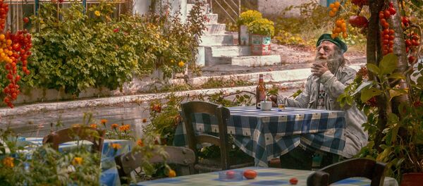 Стари Грк ужива у хладовини у једној таверни - Sputnik Србија