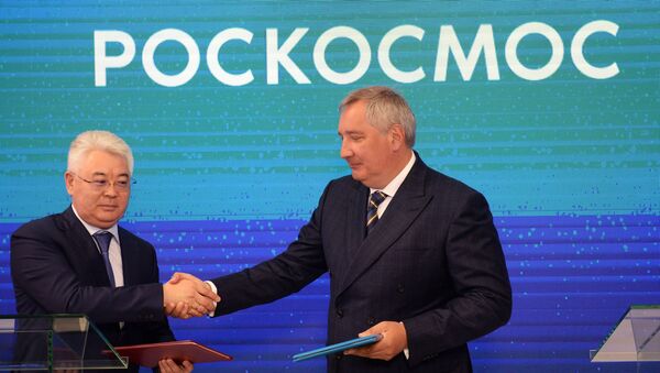 Ministar odbrane Kazahstana Bejbut Atamkulov i generalni direktor Roskosmosa Dmitrij Rogozin na ceremoniji potpisivanja sporazuma o stvaranju raketnog sistema Bajterek na kosmodromu Bajkonur - Sputnik Srbija