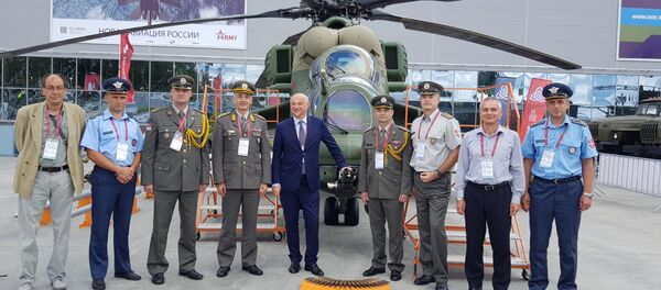 Српска делегација испред хеликоптера на форуму Армија 2018. - Sputnik Србија
