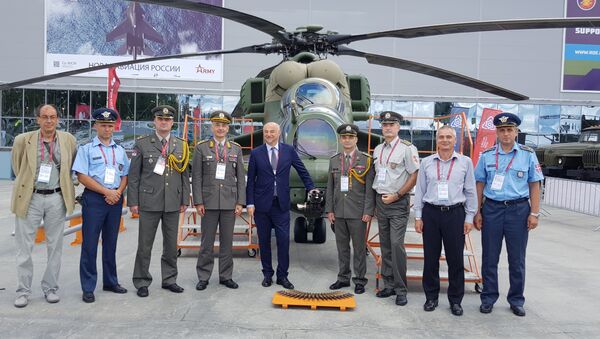 Srpska delegacija ispred helikoptera na forumu Armija 2018. - Sputnik Srbija