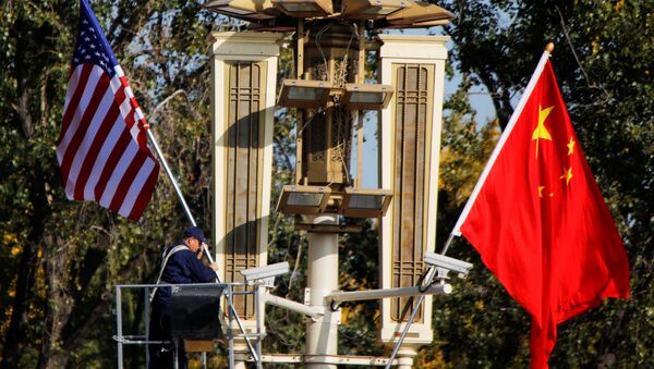 Radnik postavlja zastave SAD i Kine u blizini Zabranjenog grada u Pekingu pre posete američkog predsednika Donalda Trampa Kini - Sputnik Srbija