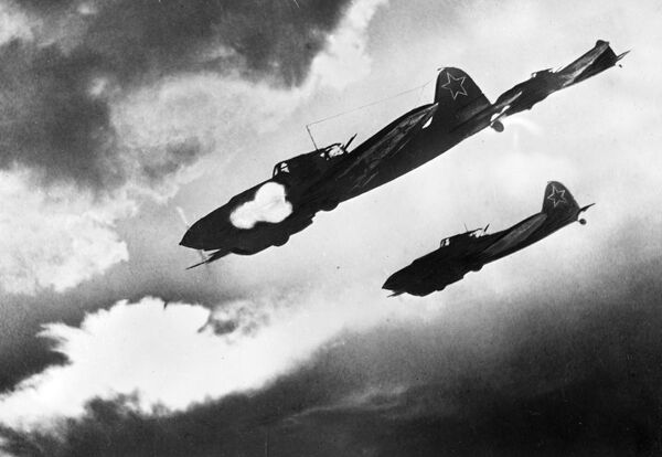 Совјетски пилоти у авионима Ил-2 нападају колону противника на Курској избочини, Вороњешког фронта 30. јуна 1943. - Sputnik Србија