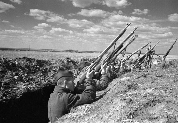 Sovjetski vojnici pucaju iz pušaka na neprijateljski avion na Kurskoj izbočini 4. jula 1943. - Sputnik Srbija
