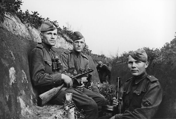 Komandanti kopnenih snaga Crvene armije pred Kursku bitku 4. jula 1943: starijij narednici Rjabikov, Puštovalov i Čusov. - Sputnik Srbija