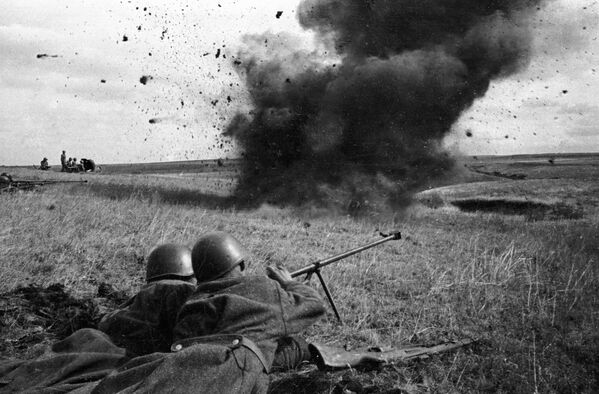 Припадници оклопних јединица пуцају на Курској избочини 18. августа 1943. - Sputnik Србија
