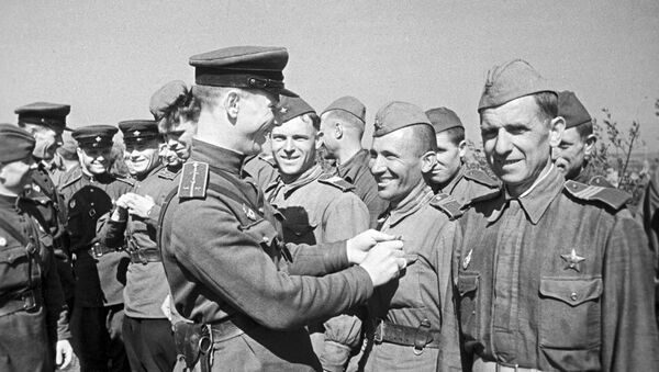 Uručivanje ordenja vojnicima nakon Kurske bitke 23. avgusta 1943. - Sputnik Srbija