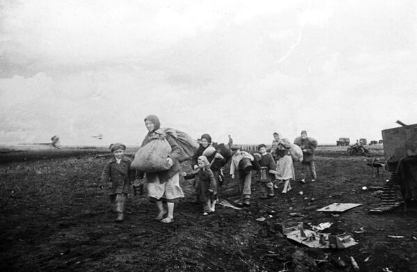 Povratak stanovnika u oslobođeno selo Pokrovka nakon Kurske bitke 1943. - Sputnik Srbija