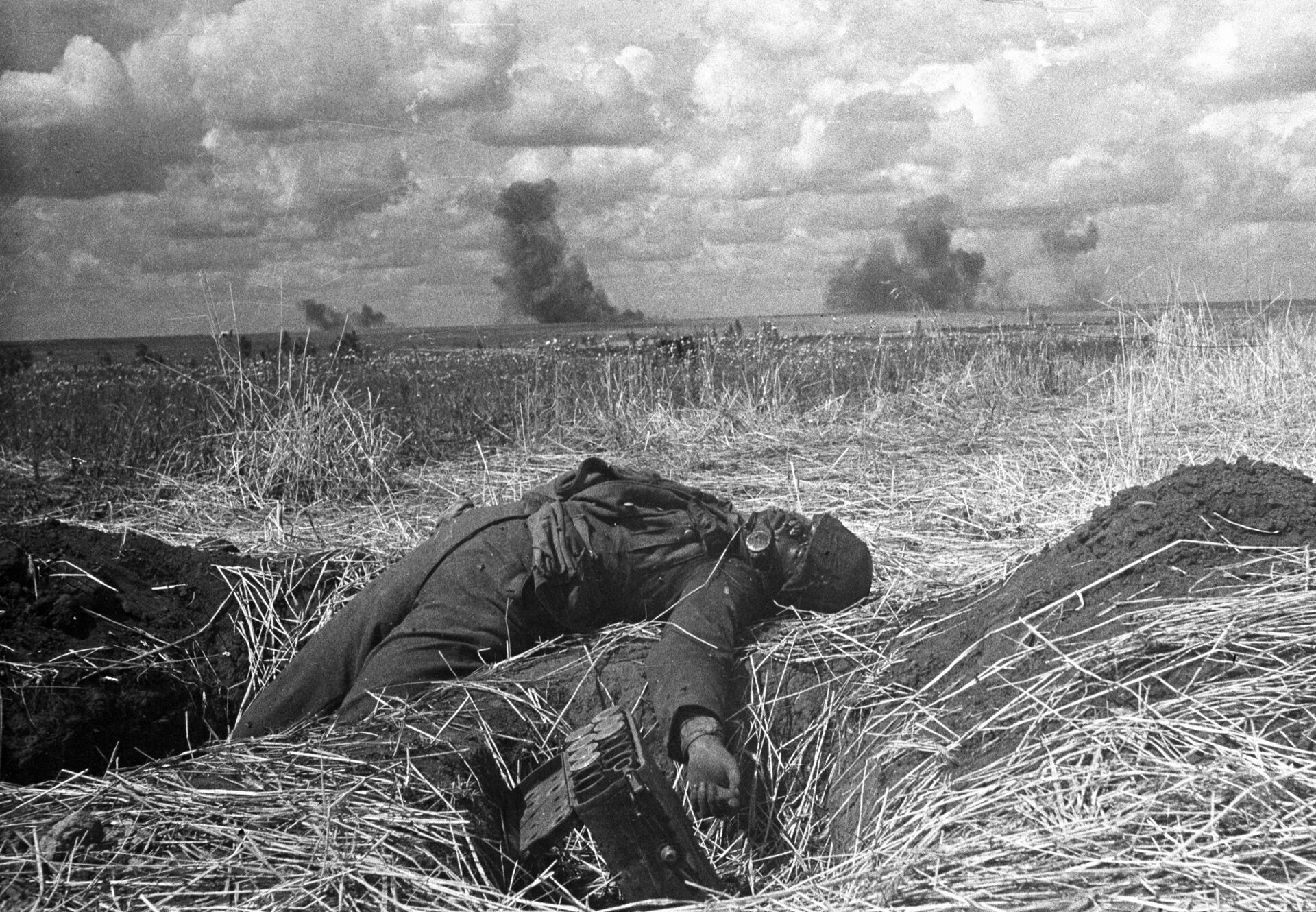 Убијени немачки војник током тенковске битке код Курска 1943. - Sputnik Србија, 1920, 23.08.2023
