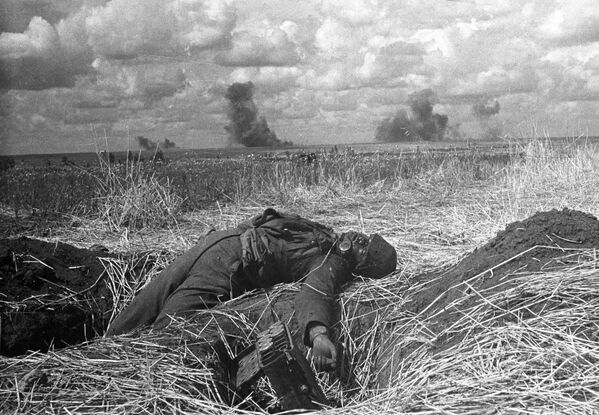 Ubijeni nemački vojnik tokom tenkovske bitke kod Kurska 1943. - Sputnik Srbija