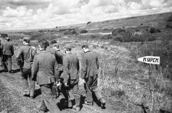 Kolona nemačkih zarobljenika u oblasti Kurska 1943. - Sputnik Srbija