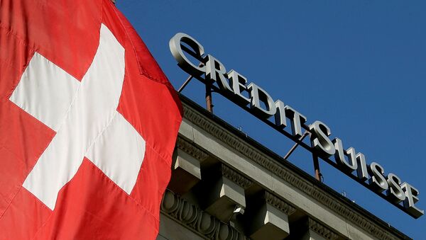Švajcarska zastava na zgradi švajcarske banke Kredit svis - Sputnik Srbija