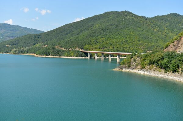 Ko „zagađuje“ Gazivode: Nova hajka iz Prištine muti vodu više i od smeća - Sputnik Srbija