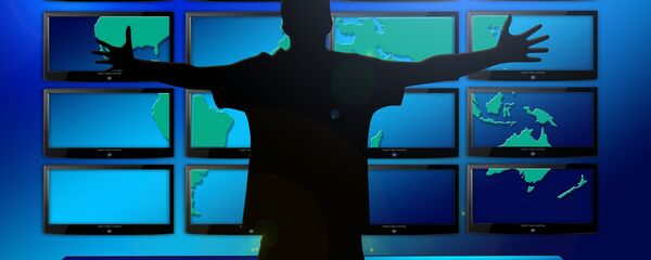 Силуета човека испред екрана - Sputnik Србија