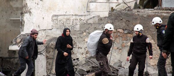 Активисти Белих шлемова помажу евакуацију становника након ваздушног напада у Идлибу - Sputnik Србија