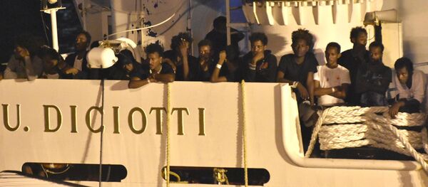 Мигранти са италијанског брода „Дичоти“ - Sputnik Србија