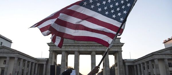 Америчка застава испред Бранденбуршке капије - Sputnik Србија