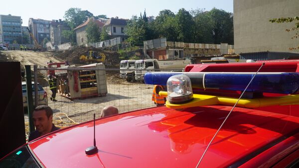 Vozilo hitne pomoći na gradilištu u Beogradu na kojem se srušio potporni zid i poginuo jedan radnik - Sputnik Srbija