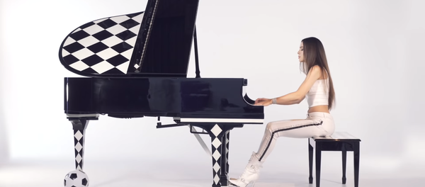 Дугонога пијанисткиња из Узбекистана шокирала интернет (видео) - Sputnik Србија