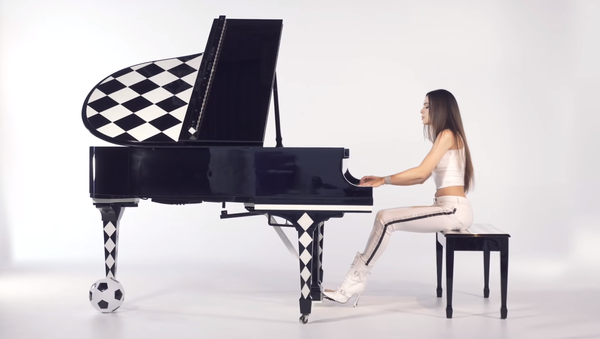 Dugonoga pijanistkinja iz Uzbekistana šokirala internet (video) - Sputnik Srbija