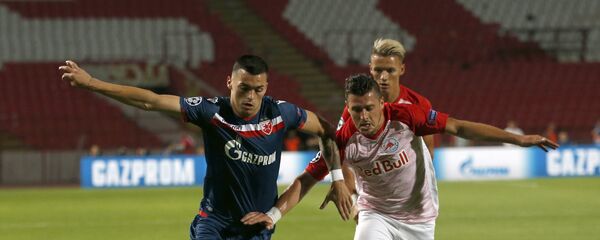 Немања Радоњић и Златко Јунузовић у окршају на фудбалској утакмици Црвена звезда - Салцбург у Београду - Sputnik Србија