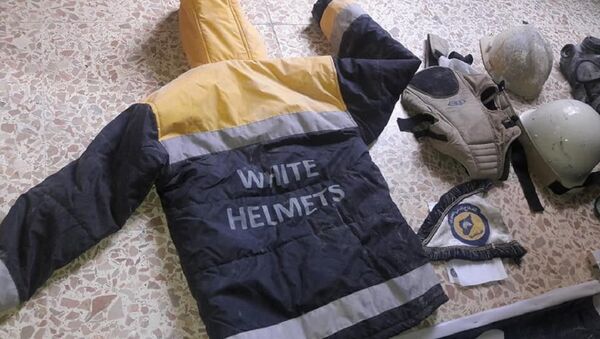 Uniforma Belih šlemova pronađena tokom pretresa sedišta terorista u Istočnoj Guti - Sputnik Srbija