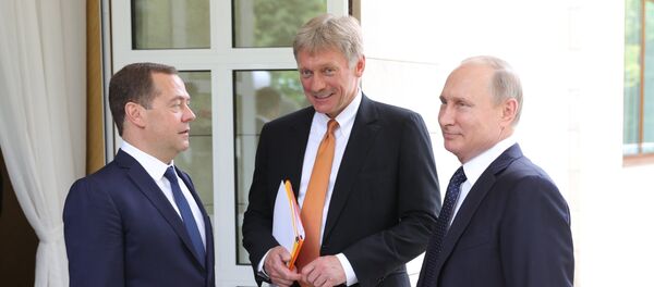 Премијер Русије Дмитриј Медведев, портпарол руског председника Дмитриј Песков и председник Русије Владимир Путин у Сочију - Sputnik Србија