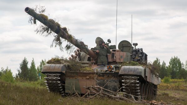 Poljski vojnici u tenku PT-91 Tvardi na vojnim vežbama u Litvaniji - Sputnik Srbija