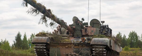Poljski vojnici u tenku PT-91 Tvardi na vojnim vežbama u Litvaniji - Sputnik Srbija