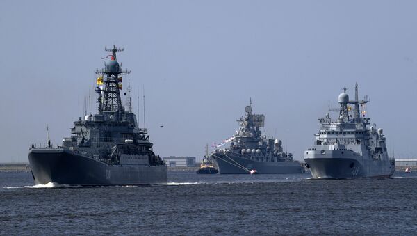 Veliki ruski desantni brod Koroljov, raketna krstarica Maršal Ustinov i veliki desantni brod Ivan Gren na probi parade u Kronštatu - Sputnik Srbija