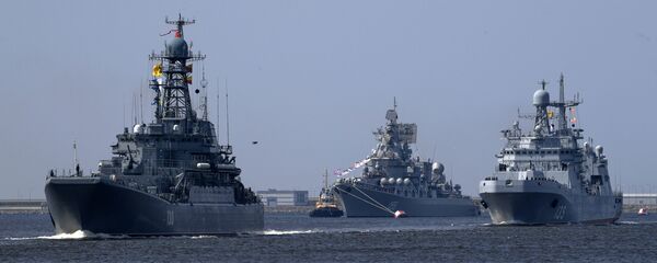 Велики руски десантни брод Корољов, ракетна крстарица Маршал Устинов и велики десантни брод Иван Грен на проби параде у Кронштату - Sputnik Србија